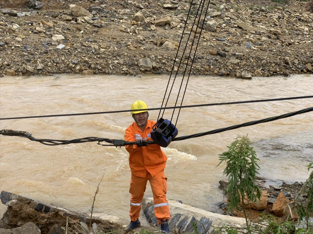 Employees of Lang Son Power company overcome problems caused by unusual rains and floods